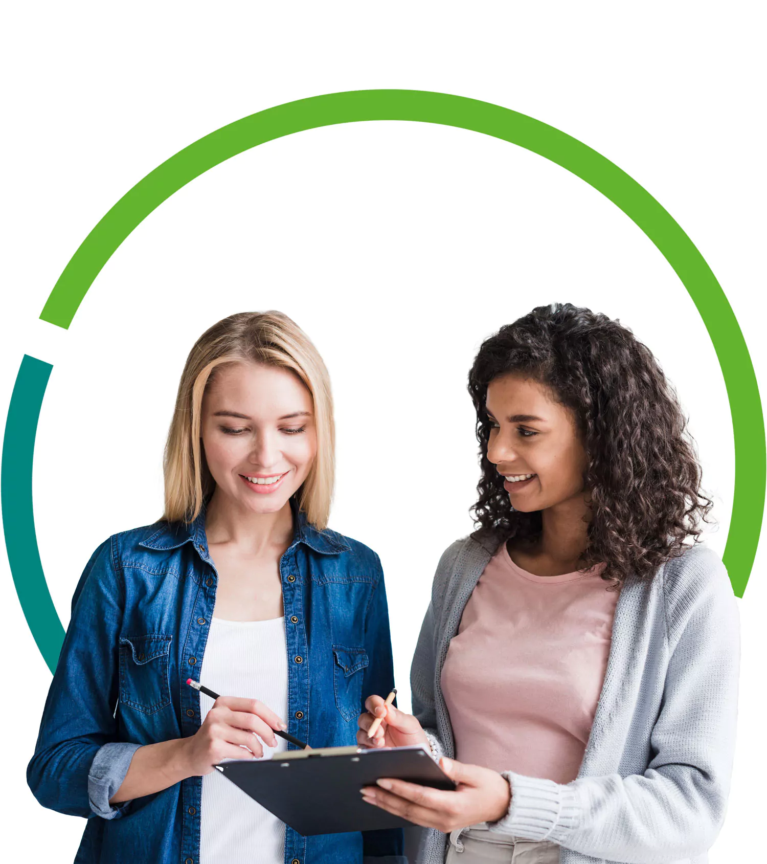 Zwei Frauen beraten sich und lesen Infos auf einem Tablet